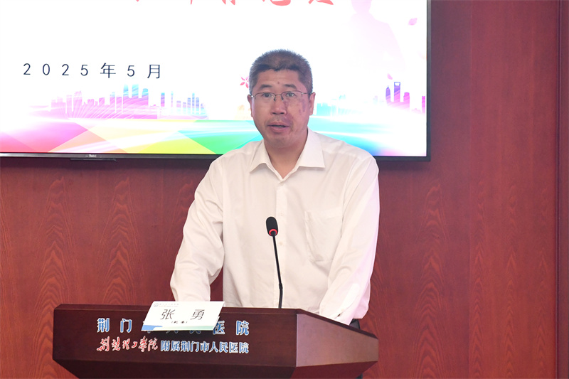 纪委书记张勇宣读表彰决定.JPG