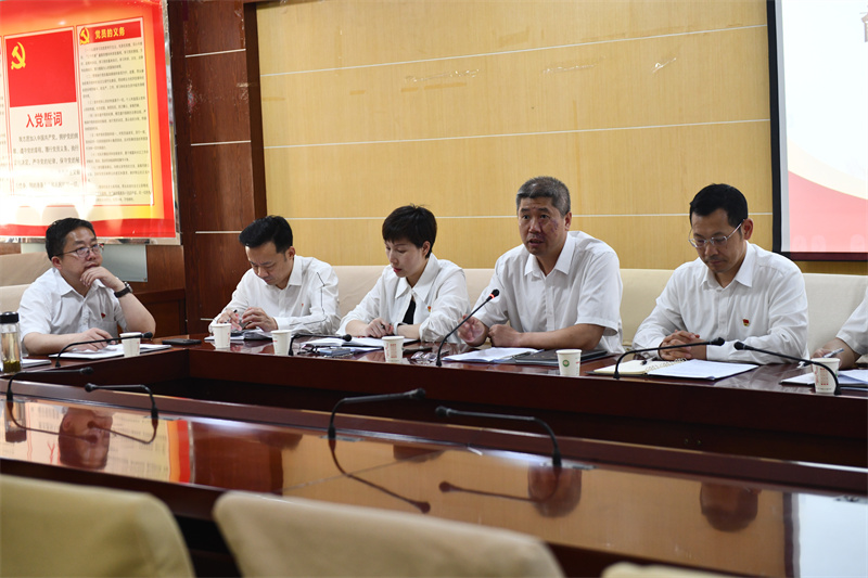 纪委书记张勇（右二）传达学习上级精神.JPG